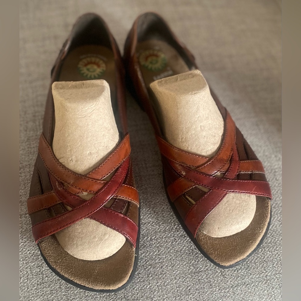 Earth Spirit Women's Two-Tone Brown Leather Crossover Sandals